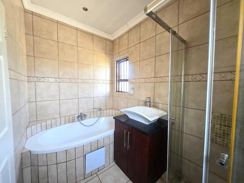 3 Bedroom Property for Sale in Gateway Manor North West